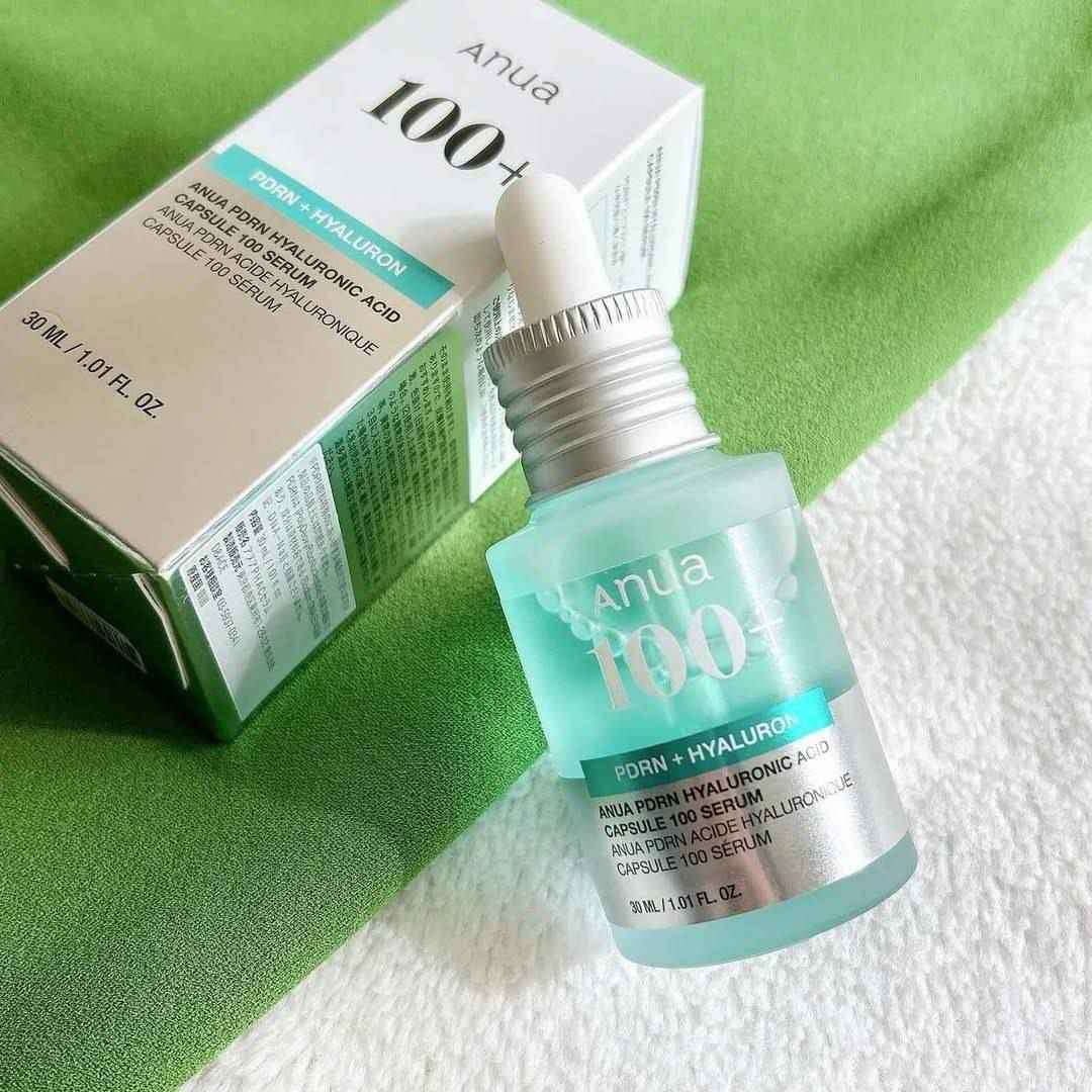✨سيروم Anua PDRN Hyaluronic Capsule 100 هو منتج للعناية بالبشرة يهدف إلى تحسين لون البشرة ومرونتها وتقليل الخطوط الدقيقة ✨

✅يحتوي هذا السيروم على PDRN (Polydeoxyribonucleotide)، وهو مكون مستخلص من الحمض النووي (DNA) ويساعد على تجديد خلايا البشرة وتحسين مرونتها وتقليل ظهور الخطوط والتجاعيد. كما يحتوي على الكولاجين بحجم نانوي و 11 نوعًا من حمض الهيالورونيك لترطيب البشرة بعمق والحفاظ على مرونتها بالإضافة إلى ذلك، يحتوي على كبسولات وردية تذوب على البشرة لتمنحها نضارة فورية. 

✅يساعد السيروم في: 
-تحسين لون البشرة: يعمل على تفتيح البشرة وتوحيد لونها 
-تحسين مرونة البشرة: يزيد من مرونة الجلد ويقلل من ظهور التجاعيد.
-تخفيف الخطوط الدقيقة: يقلل من ظهور الخطوط الدقيقة والتجاعيد.
-ترطيب البشرة: يرطب البشرة بعمق ويحافظ على رطوبتها الطبيعية.
-تقوية حاجز البشرة: يساعد على تقوية حاجز البشرة وحمايتها.
-يمكن استخدام هذا السيروم كجزء من روتين العناية بالبشرة اليومي
-كما يساعد في إصلاح الأضرار مثل الاحمرار والتصبغات، مما يمنح البشرة مظهرًا أكثر إشراقًا وشبابًا. 
-مناسب لجميع أنواع البشرة، بما في ذلك البشرة الحساسة، حيث إنه غير مسبب للرؤوس السوداء وخالٍ من العطور.
#الاصلي المنشأ كوريا 🇰🇷💯
السعر ١٦ الاف 
🚘 يوجد خدمة توصيل لجميع محافظات العراق ٤ الاف 🚘 المحمودية, بابل


**إذا كنت صاحب هذا الإعلان وتريد حذفه لأي سبب، رجاءا أرسل رسالة إلى الدعم الفني**