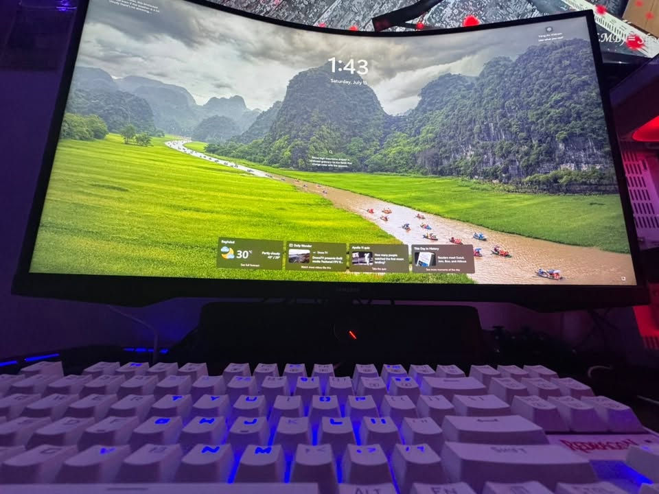 شاشة Gaming للبيع
المواصفات:

Samsung Odessy g5 curved🖥️

♦️الدقة: 2k

♦️معدل التردد: 144hz 

♦️حجم الشاشه: 32 

🔱ميزتها شاشه Curved يعني منحنيه(مقوسه) ينطيك افضل تجربه بألعاب القصص والعاب الشوتر والوانها جداً جميلة🔱

"ملاحظه: الشاشه مازالت بحاله الضمان استخدامها سنه وشويه موجود ضمانها وكارتونتها اخذتها من متجر الكراده"

———————————————————————————

السعر: 300 وبيها مجال قليل

مكاني: بغداد- الدورة

متواجد واتساب ***********
