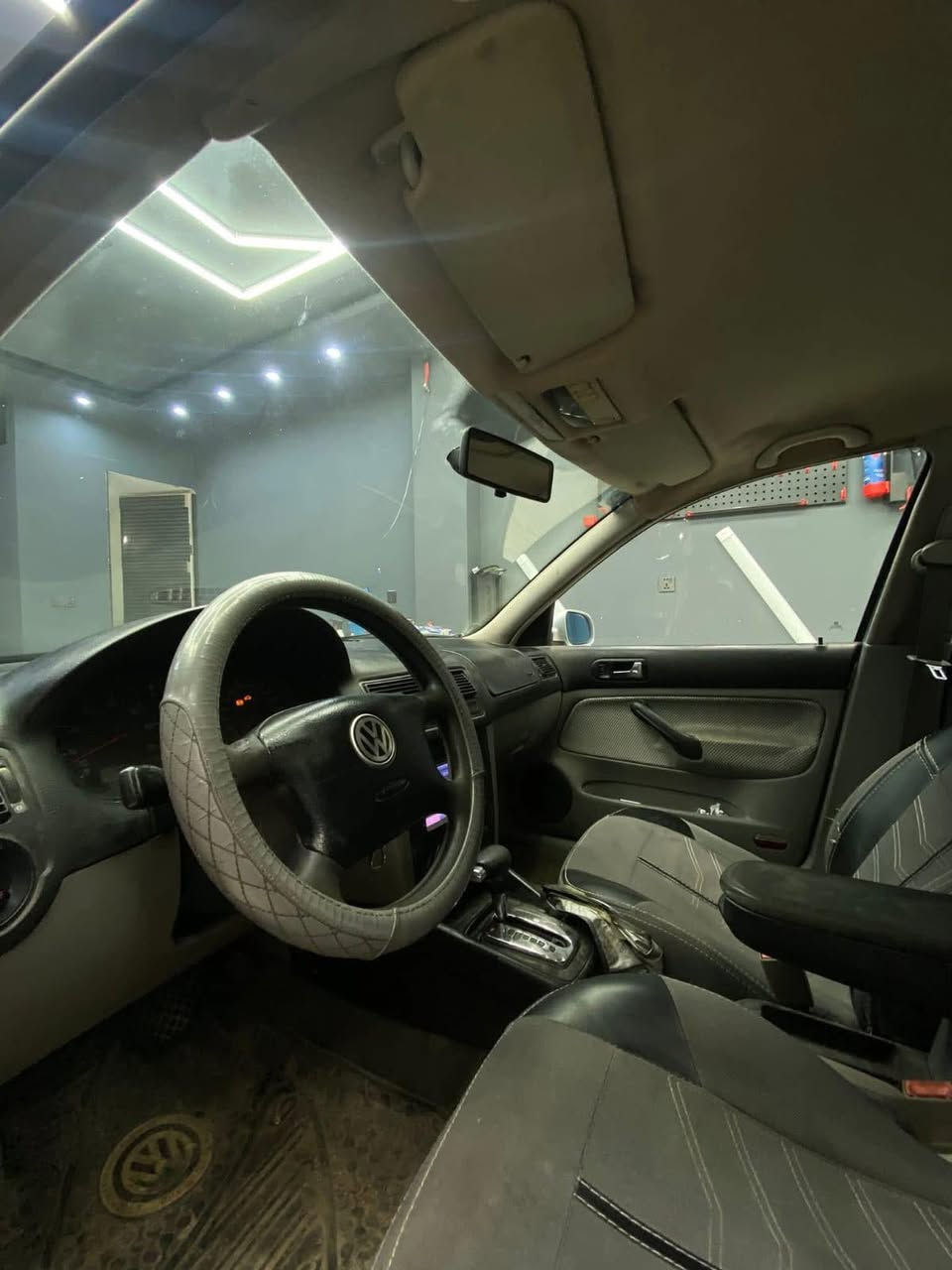 السلام عليكم كولف للبيع موديل 2002 
محرك 2000 تنفس طبيعي تبريدثلاجه 
تحكماتها كلها تشتغل السياره بلادي نضيفها كلش 
السعر 68 ورقه العنوان بغداد الاستفسار ***********
ماماشيه شي قليل
