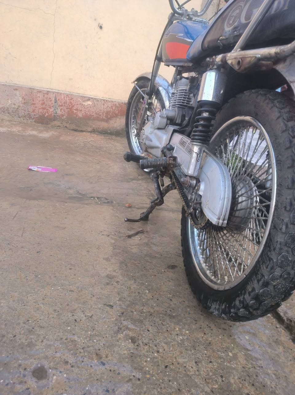 هلا والله شبابنه الطيبة دراجه عيناتي خمس تسعات دبلات جديد مال تايكر مكينه نضيفه وخرسه كزوز كتم هندر واحد شرط ماطور مال روحه وجيه كيرو دوار يعني مثل البطح الواحد لي كدام ولباقي لي ورا النمرات السعر240وبي مجال للطيبين اني بيع ولشراي يتصل***********
