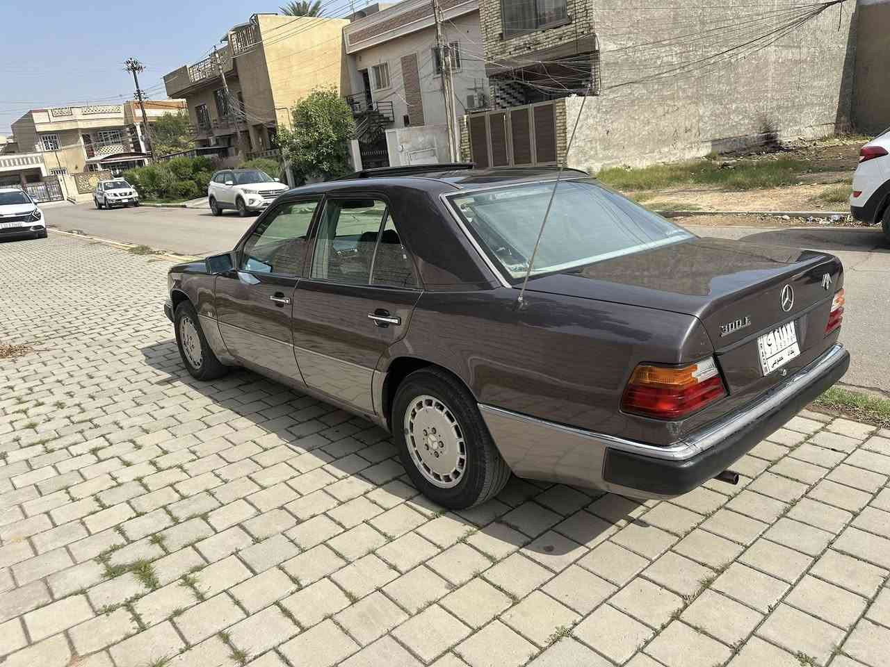 سلام عليكم
للبيع مارسيدس دب موديل 1991 اصل 

مكينه بطه 2500 مكينه كير جدد. 

صبغ عام جماليه بدون ضربه رقم بغداد مشروع وطني. 

سياره فول مواصفات

. برده كهرباء 

جام كهرباء 

كشنات جلد + كهرباء. 

سلايد طكتين شغال 

تبريد ثلج 

اريل كهرباء

ايرباك 

اخوان سياره صدر تخم تاير كله جديد. كهربائيات كلها شغاله. 

سعر 65 وبيها مجال للطيبين مكان سياره بغداد حي الجامعه. 

رقمي ***********
