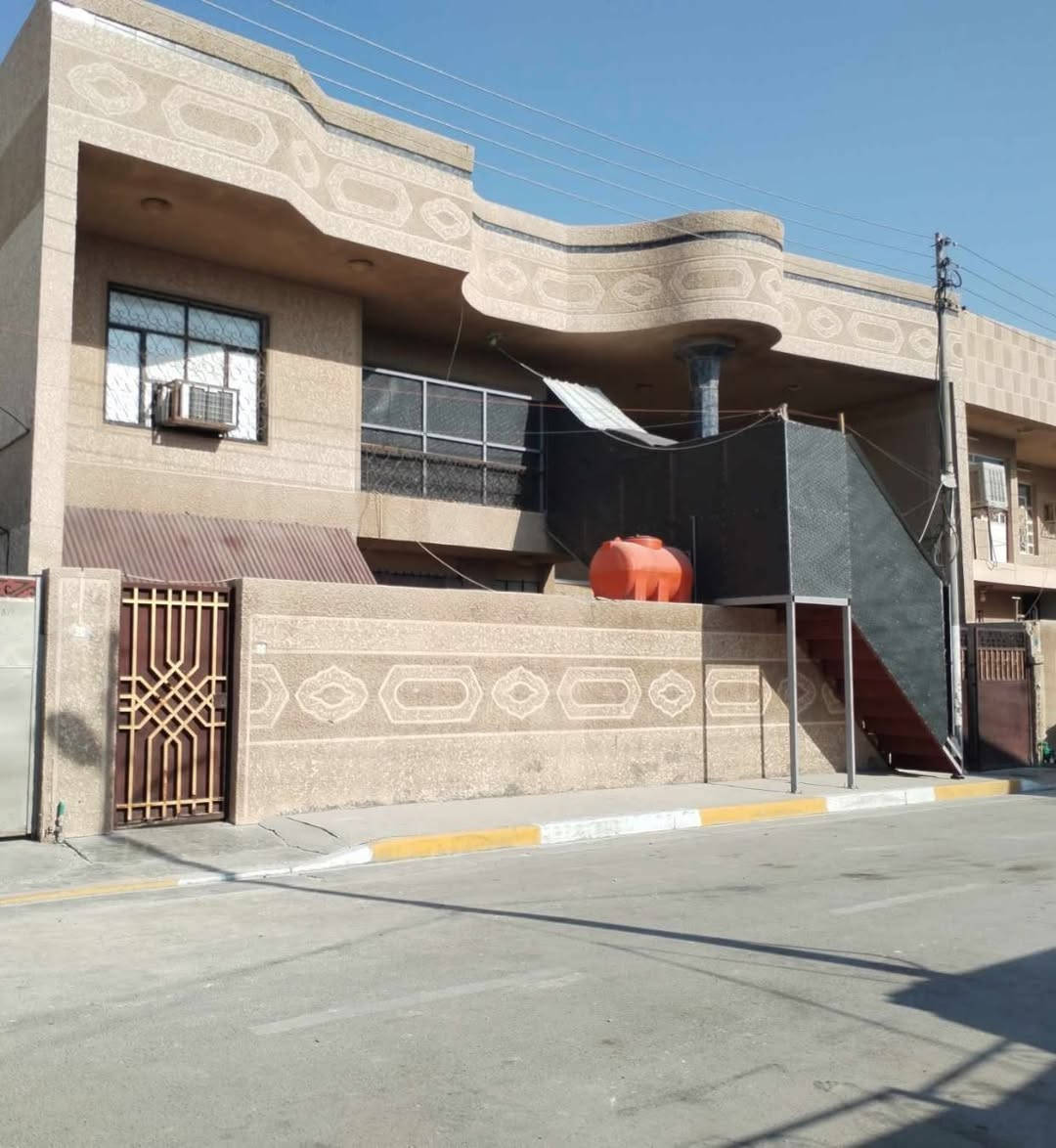 دار البيع 
دار البيع مساحه 450 متر واجهه 15 نزال 30 
طابوو ملك صرف 
البكريه قرب مرور الغزاليه 
يتكون من بيت كبير و منقسم وحدتين 
و مشتملات 2 خلف 
سعر المتر  مليون و750 

***********
