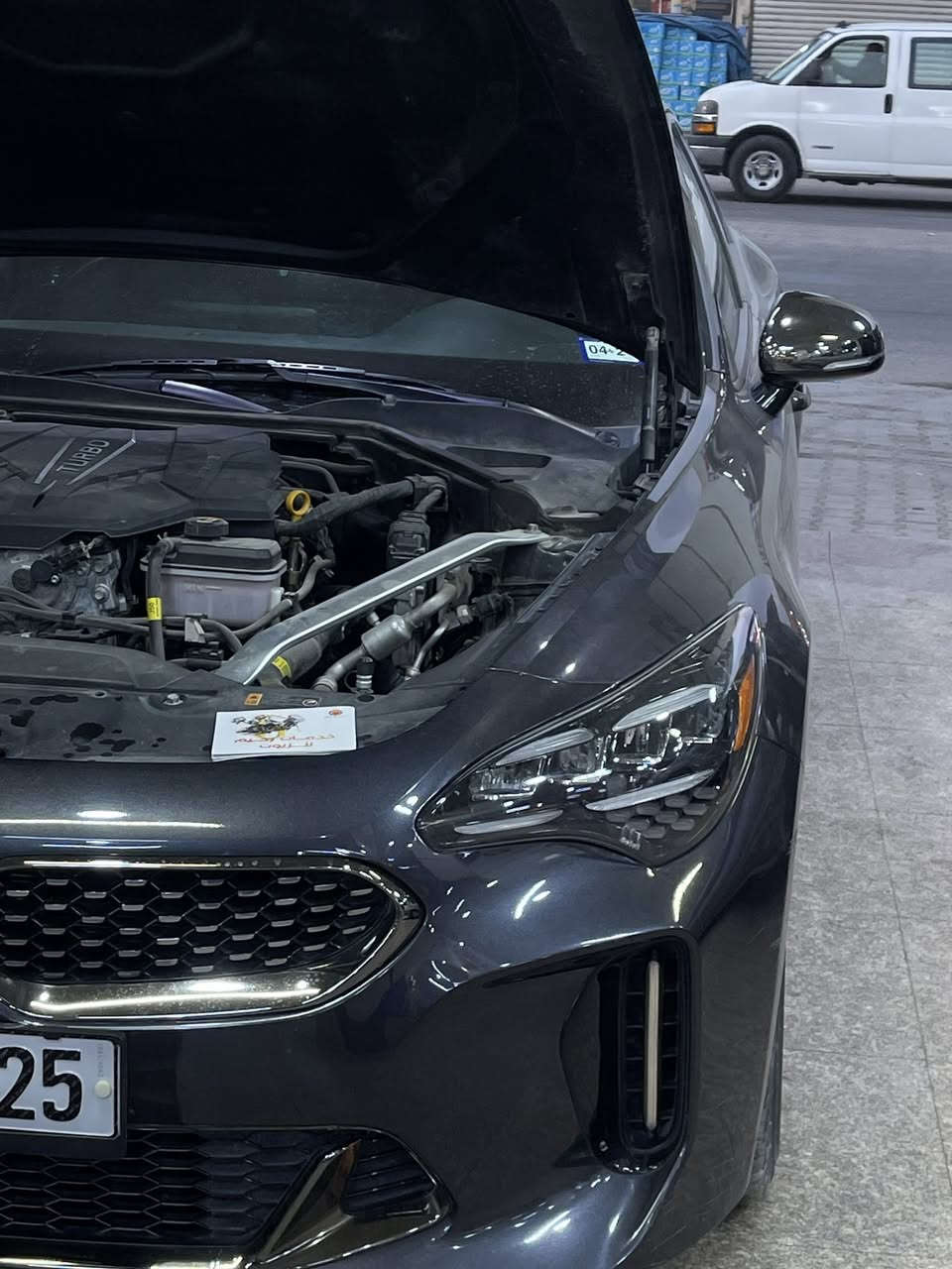 ستينكر للبيع كلين بدون حادث فقط كلير و صار بيها اهنا كم شخط قصير  السيارة
ما متعوبة دهن كلة اصلي من شركة موتل باقي التفاصيل على الرقم ***********
صور امريكا و رقم الشاصي باالصور
كيا ستينجر GT-Line (محرك 2.5L Turbo)
• المحرك: 4 سلندر، سعة 2.5 لتر توربو (Turbocharged).
• القوة الحصانية: تقريباً 300 حصان.
• ناقل الحركة: أوتوماتيك 8 سرعات مع تبديل من المقود  شفتات ستيرن (Paddles Shifters).
• نظام الدفع: دفع خلفي (RWD).
المواصفات الخارجية (GT-Line):
• تصميم رياضي مميز.
• إضاءة LED كاملة (أمامية وخلفية).
• مخارج عادم (صالنصات) رباعية تعطي مظهراً هجومياً.
المقصورة والتقنيات:
• كراسي جلد مع تدفئة رياضية مع شعار GT-Line.
• شاشة لمس كبيرة تدعم Apple CarPlay و Android Auto.
• نظام ملاحة (نفيجيشن) متطور.
• كاميرا خلفية مع حساسات ركن خلفية.
• تشغيل بصمة وتشغيل عن بُعد.
• نظام تكييف أوتوماتيكي مزدوج المناطق.
.رادارات و تحديد مسار و قيادة شبه ذاتية
