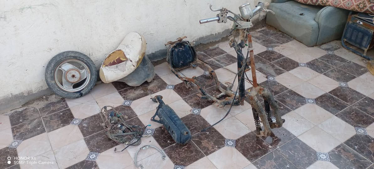 شاصي عبد الحليم كامل تانكي بانزين ودبه مال دهن وجنطه ب 25
صالنصه تفصيخ مال حاويه جديده مال يوماهه ام ٩ زروف ب 20
ويل خلفي وتاير ب 5
***********
