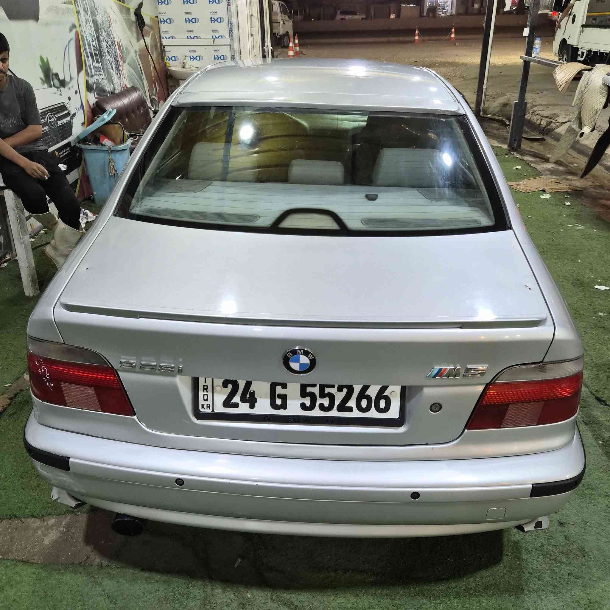 E39 525i 2002 
سيارة جاهزة من كلشي كير ومكينة وكهربائي بحالة فوك الممتازة والياخذها يتونس بيها.
بيها نواقص جدا بسيطة متأثر على شغلها 
نقصها الفان مال التبريد متوقف .
نظافة الغرفة من جلد وكشنات ودشبول 90%
مكانها الحلة 
88$ وبيها مجال بسيط والشراي يتدلل.
***********
الشراي كل الهلا بي ويدلل بعيوني والمو شراي بس يحب يسال رجائا السيارة معروضة للبيع مو للسوالف
وبخدمة الطيبين
