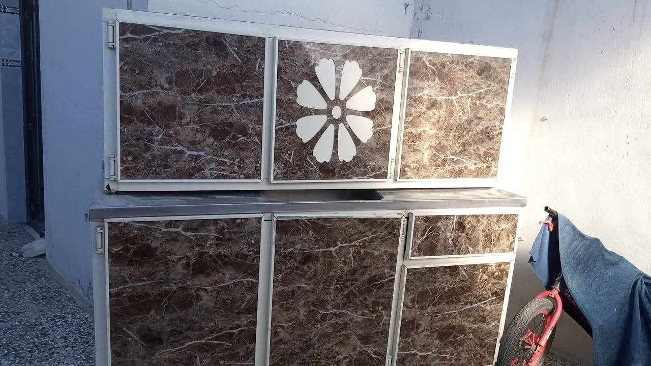 كاونتر للبيع مثل ماوضح نضيف السعر 75المكان البلديات شارع الكهرباء رقم الموبايل ***********
