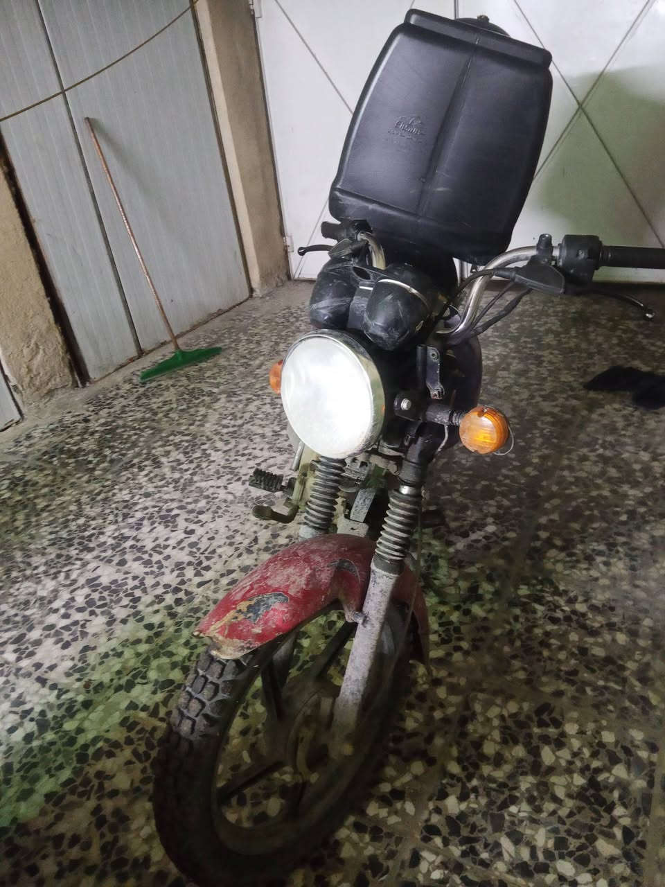 بوكسر كلاسك 2020 بيها اوراق كامله دراجه بيها نقوصات قليله وبيها نقص هورن دراجه لا تبخير لا تنقيص سلف نكره هندر نكره كل وكت السعر مليون و100 وبيها مجال حك الجيه البياع ***********
