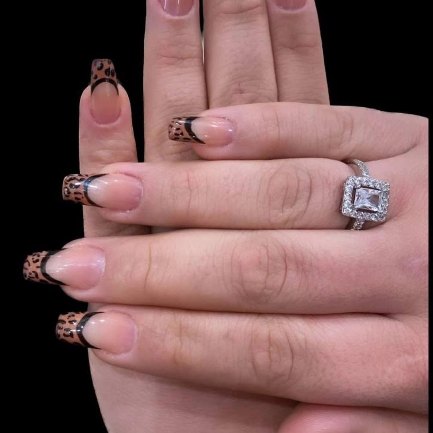 السلام عليكم خواتي وحبيباتي عروض صالون كشخه بيوتي 🥰 حف 5 شمع 5 تنضيف بشرة عميق 5 تنضيف قدم 5 صبغ توحيد لون 10 ميش للشعر القصير 10 وللشعر الطويل 25 مع معالج للشعر  🥰صبغ مع ميش للشعر القصير 25 مع هديه معالج 🥰🥰 كل شغلين الثالثه مجاني  للاستفسار على هذا الرقم *********** ويا اهلا وسهلا راح ايكون متواجدين من 12 الضهر لل5  العصر  ومن ال7 بليل لل 10العنوان الفحامه شارع المركز
