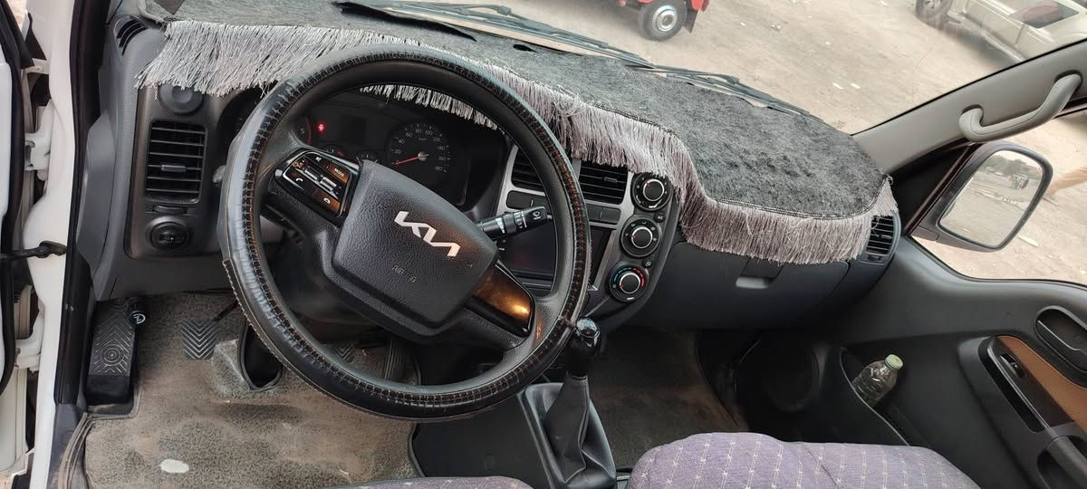 السلام عليكم للبيع كيه عموشة موديل 2023 ماشية 53 الف كفالة عام عدة رصعتين  خفيفات كلش  سعر 153 بيهة مجال قليل حك الجية العنوان بغداد شهداء البياع هاتف ***********
