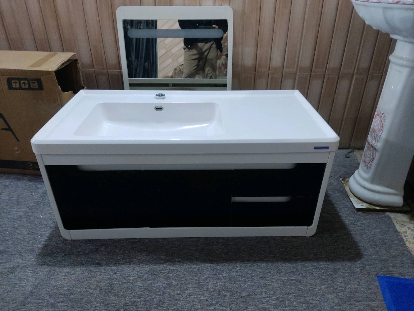 مغسله معلقه مرايه بيهة نشره ماركه سعر الجديده 750الف دينار هاي رايدهة اب 150 الف 