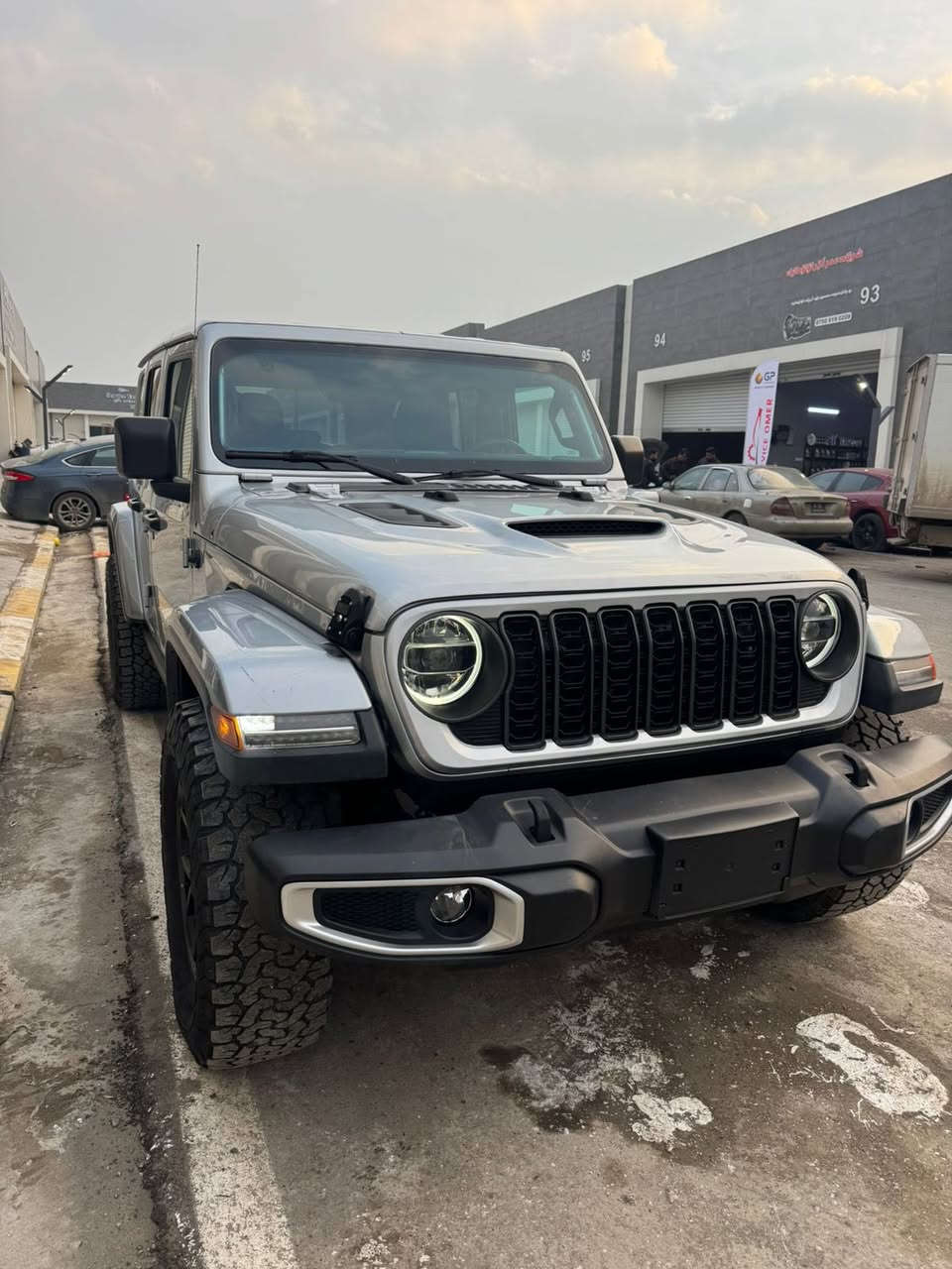 بلاش بلاش جيب رانكلر هايبرد ٢٠٢٣
ماشيه ١٨ الف مايل زيرو
مكفول بس مبدل بونيد ل جمالية ل روبيكون
سياره بشرط دعامي ل دعامية 
رقم مؤقت تترقم أربيل بشرط فحص 

1C4JJXN65PW641305
سعر ٢٨٥ بيها مجال ل طيبين 
ل تواصل رقم تلفون ***********
