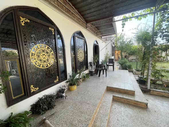 السلام عليكم 

دار للبيع منطقه دوميز الظباط  الطابو بسم شخص واحد مساحه الدار 400 متر. + فضله 150 متر مع الدار 
الطابق الارضي

الطابق الارضي 
2غرف نوم4في4

غرفه خطار 7 في 4
غرفه خطار 4 في 4 ونص
مطبخ 4 في 4

الطابق العلوي

غرفه نوم 5 في 4
صحيات 
مخزن 
سعر الدار 315
***********
