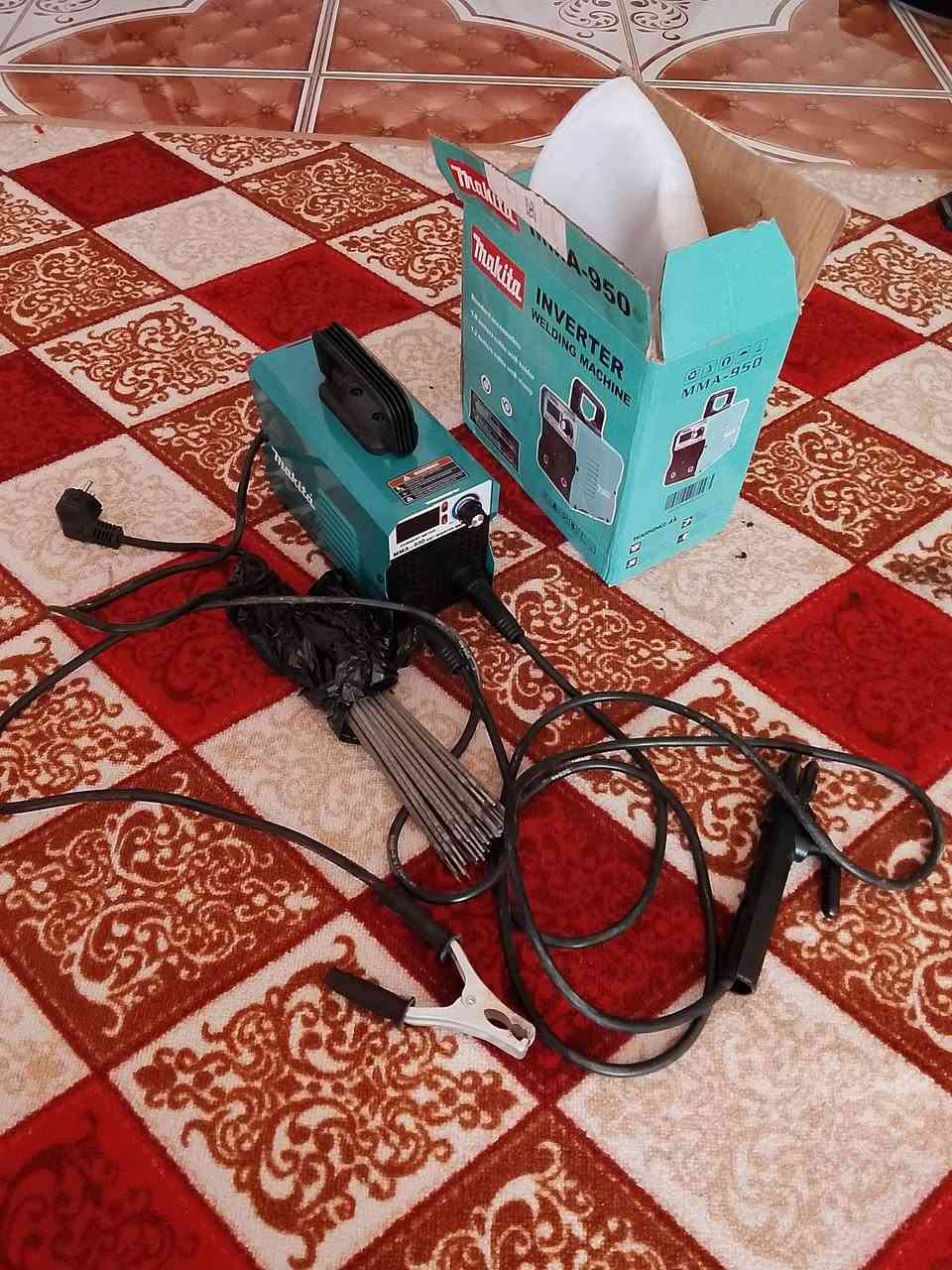 السلام عليكم
عندي هاي المكينه مالت الحيم مثل متشوفون بعدها بلكارتون وياها واقيه والفرجه مالتها  جديده استعملتها مره وحده اقل الساعه اخذتها بـ85 وهسى اريد ابيعها هي والاسلاك مالحيم بيهن تقريب 30 سلك رايدها شلع هي وغراضها بـ 25 الف  سبب البيع ماعرف اشتغل بيها


**إذا كنت صاحب هذا الإعلان وتريد حذفه لأي سبب، رجاءا أرسل رسالة إلى الدعم الفني**