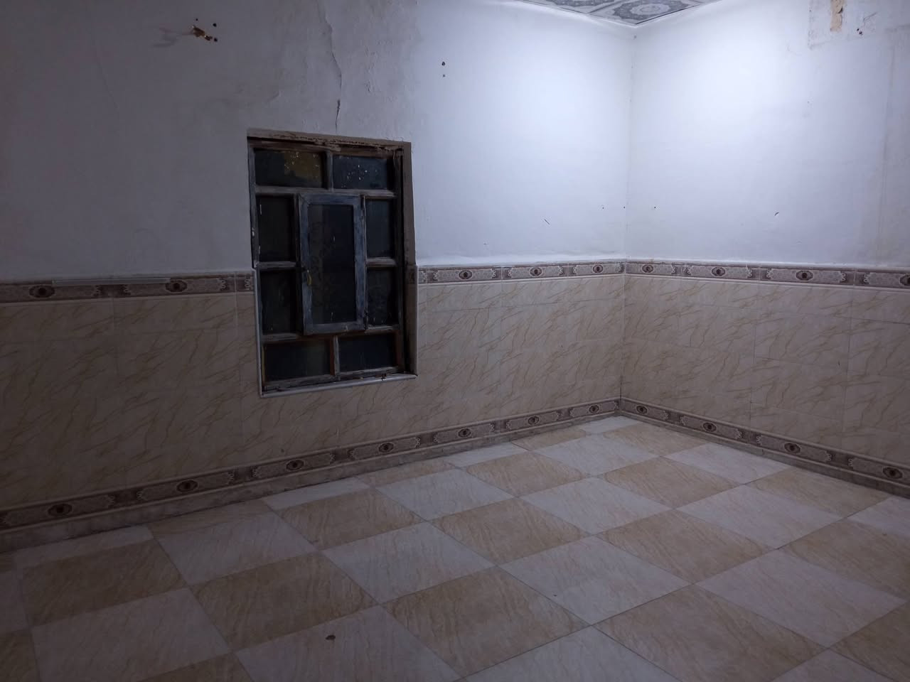 السلام عليكم 
(( بيت للايجار ))
العنوان / القبله قرب شارع المدارس 
التفاصيل/ طارمه/ استقبال/ صاله/ غرفتين منام/ صحيات خارجيه وداخلية 
الايجار مقابل 550 الف  
للاستفسار ***********
