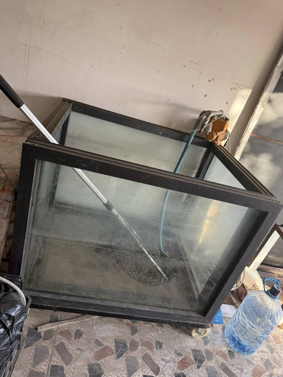 سلام عليكم عندي غراض محل اسماك لشوي للبيع شوايه وأحواض اثنين  ومولده تايگر بعدها جديده مستعمل مره وحده ***********
