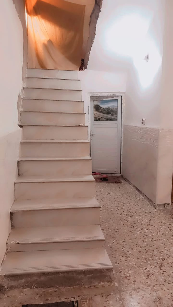 اسلام عليكم بيت مساحه 160 واجهي8نزال 22
طابو زاعي سند 25 متكون من غرفه وستقبال هول مدطبخ صحيات داخليات واخارجيات سعره 25وبي مجال مستعجل ع بيعته مكانه 
طوريج جاي عن الكوي ***********
