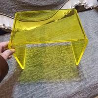 طاوله اكريليك • متينة • تتحمّل وزن