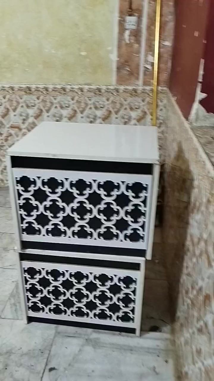 السلام عليكم ميز مكتبي معروض للبيع يتكون من اربع قطع زائد طبلتين جديد السعر الخاصه الاتصال على ***********
