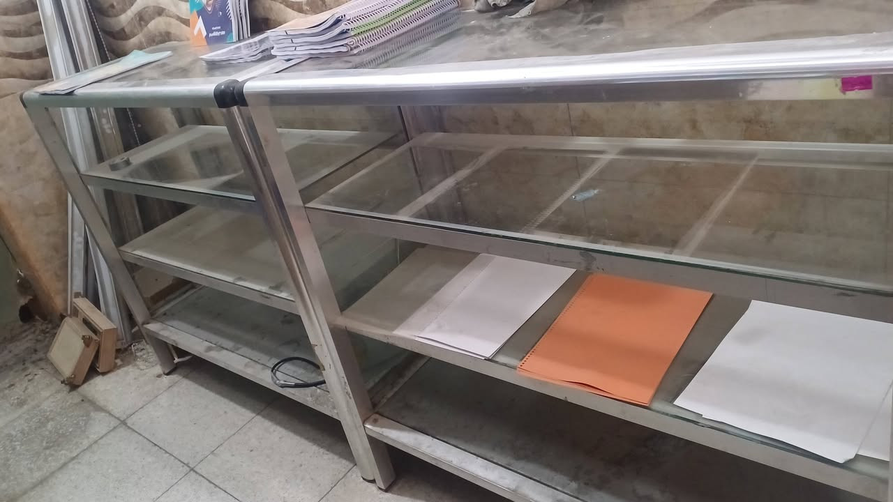 السلام عليكم 
يتوفر غراض معهد 
شاشة ذكية
رحلات 
ميز +كرسي +لوكر +طابعة+حاسبة
رفوف +باترينه 

الموقع بغداد
***********
