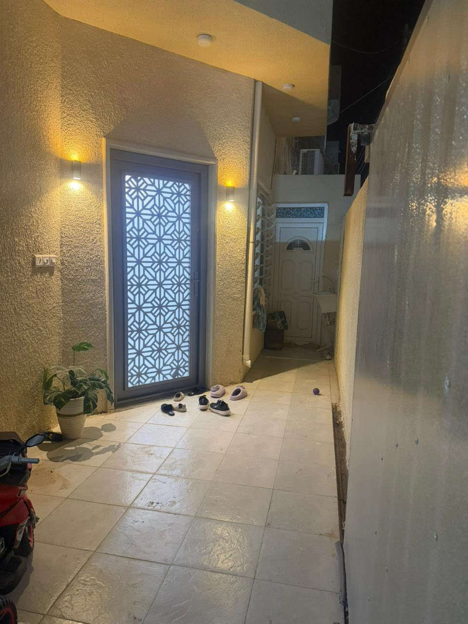 السلام عليكم دار للبيع ركن ١٠٠ متر مربع في الديوم بل مربع الثاني بنص الخدمات والسكن يتكون الدار من 3️⃣ غرف نوم وصالة وستقابل ومطبخ سحب مغرب و ٣ حمامات بناء درجه اولى بناء صاحبه على ايده سعره مناسب للاستفسار الأتصال على الرقم *********** 
مكتب مصطفى الطائي للعقار
