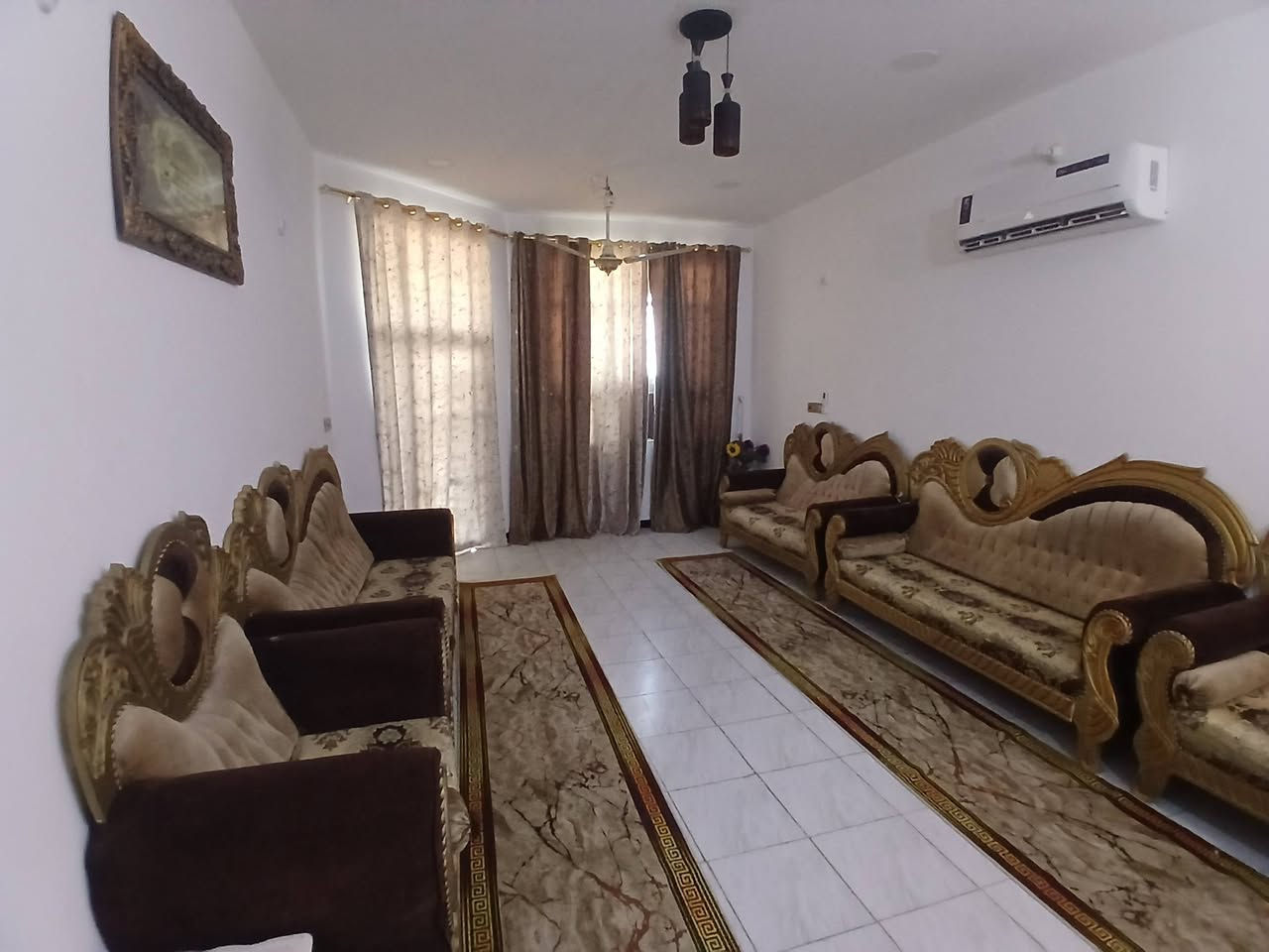 السلام عليكم ورحمه الله
دار  للبيع كامل  خدمات 

الدار يتكون غرفتين نوم 6*4

و5*4

+مطبخ5×5

+استقبال7×4

+صاله  داخليه للخطار10+4

+صحيات  داخليه  وخارجيه

كراج لسياره 8×6

+حديقه 8×6

ماء  كهرباء  مجاري  شارع 8متر

خط كيات قريب  أسواق قريبه
حله حي البكرلي  شارع  الغسل 

المساحه 300

سند 25 السعر 175 بيه مجال

هاتف *********** سيد علي
