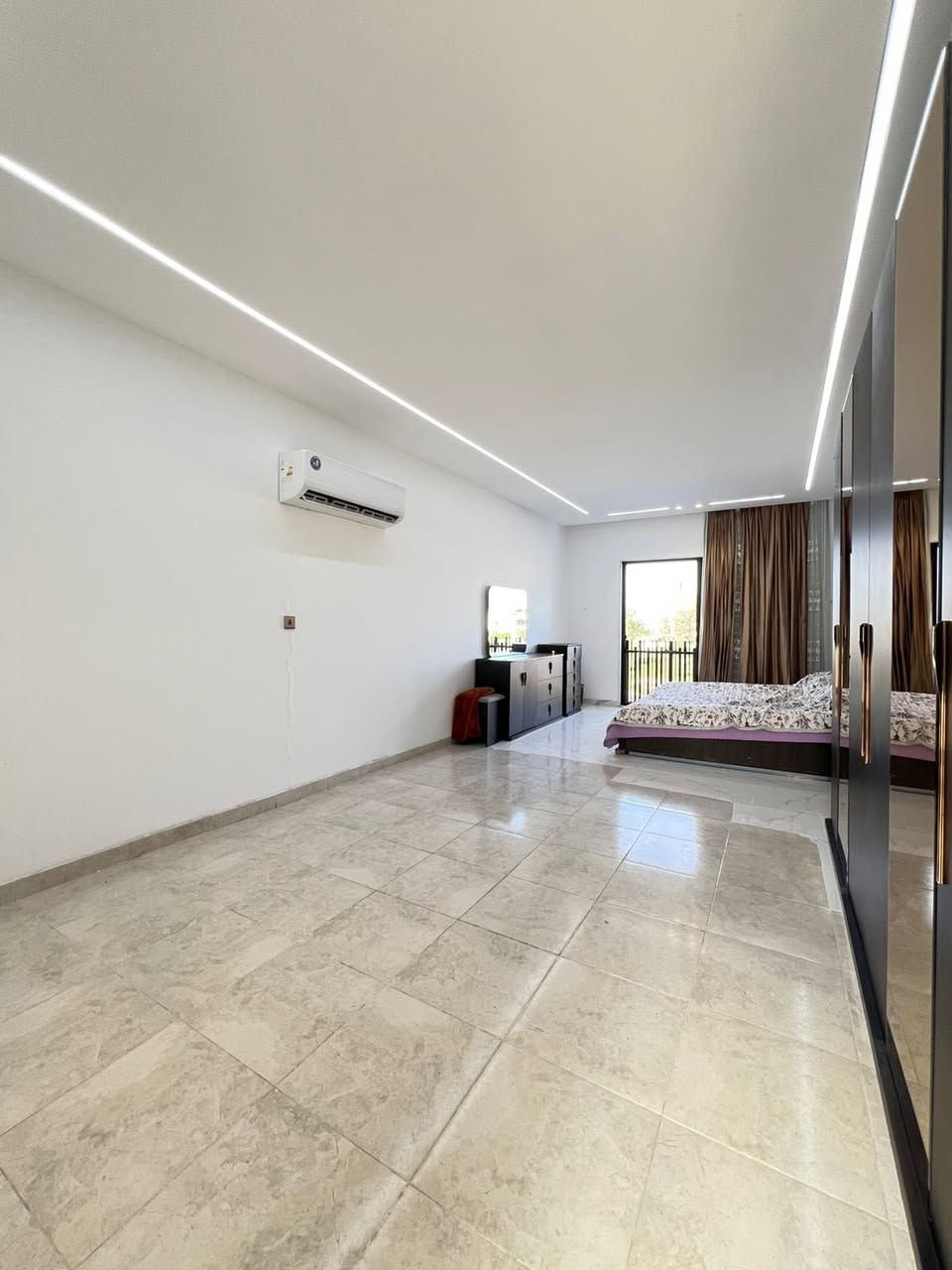 #للبيع #اربيل
#كنجان
بيت مساحة 350 متر  واجهه حديقه 
يحتوي البيت  
صالة ضيوف 
صالة داخليه 
مطبخ   
4غرف نوم 
البيت مؤثث كامل 
للمعلومات او الاستفسار أتصل
***********
