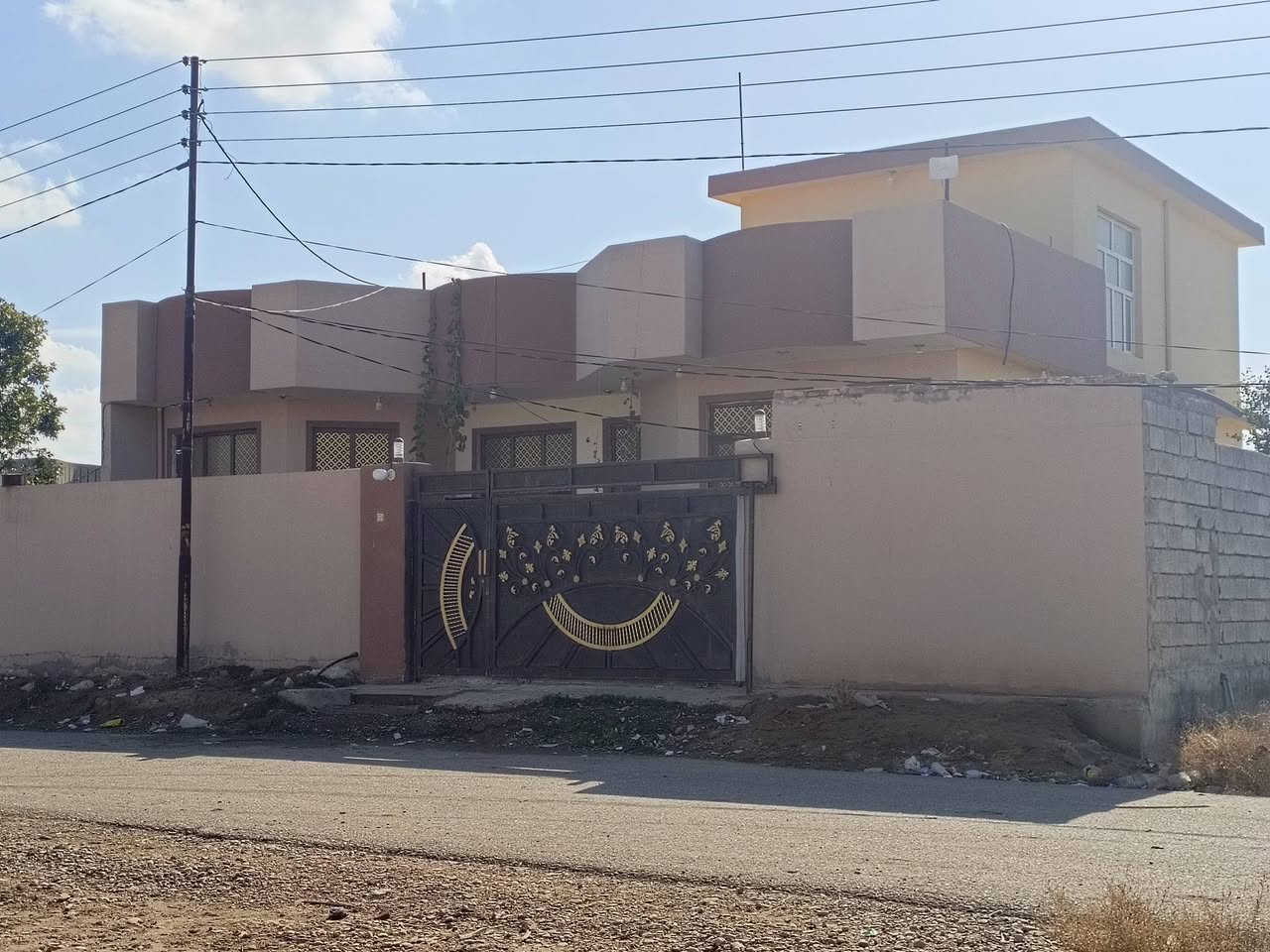 🏡 دار للبيع – ديالى _كنعان_عرب جاري _مجاور ابراهيم السواري أبو مطعم 
📐 المساحة: 960 متر مربع
🔹 مواصفات الدار 360 متر 
4غرف نوم 
طابق الأرضي 
2غرفتين 
1غرفة سويت كامل 
صالة 
مطبخ 
استقبال معزول
1غرفة فوك 
2 حمامات
 مساحة حديقة  600 
مع كراج يتسع 3سيارات
صوندا ماء الاساله 
صوندا ماء نهر 
للاستفسار الاتصال على رقم
***********
***********
