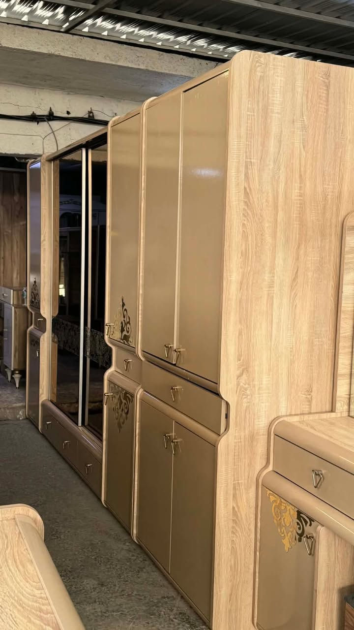 ✨غرفة تركي اصلي لون مميز ✨ صبغ حراري
10 قطع 
 جام اصلي 
نظام سلايت وابواب 
سرير مخزن جك 
 قماش وتر بروف أصلي ✨
نضافه/90/💯
السعر  / مليون و700
 شد ونقل مجاني داخل بغداد
توصيل للمحافظات بأسعار رمزية


**إذا كنت صاحب هذا الإعلان وتريد حذفه لأي سبب، رجاءا أرسل رسالة إلى الدعم الفني**