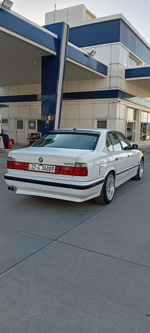 Bmw 
مۆديل ١٩٩١ گێڕ تۆماتیک سپۆڕت گەنجانەیە مەکینە کەپس کوشن جلد ناو  قەیسی سەیارەکە تابڵێی جوانە ناوەوە و دەرەوەی  زۆر شازە رەقەم باریکە ٥٠٠ دۆلار غەرامەی لەسەرە پێش و پشت کەپس سەیارەکە عیزامە بۆجوانی کراوە نرخی  ٦٧ و کەمێک مەجال 
***********
