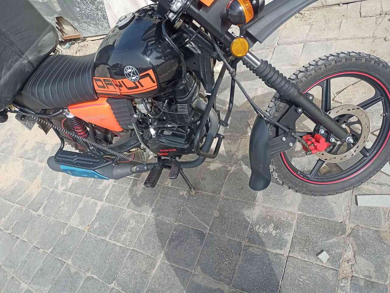 سلام عليكم للبيع ماشيه5500 دراجه بلاديه صار شهر و11يوم أبدل دهن موتل  كهربائيات كلها شغاله محرك بعده زيرو للاستفسار الاتصال ***********
