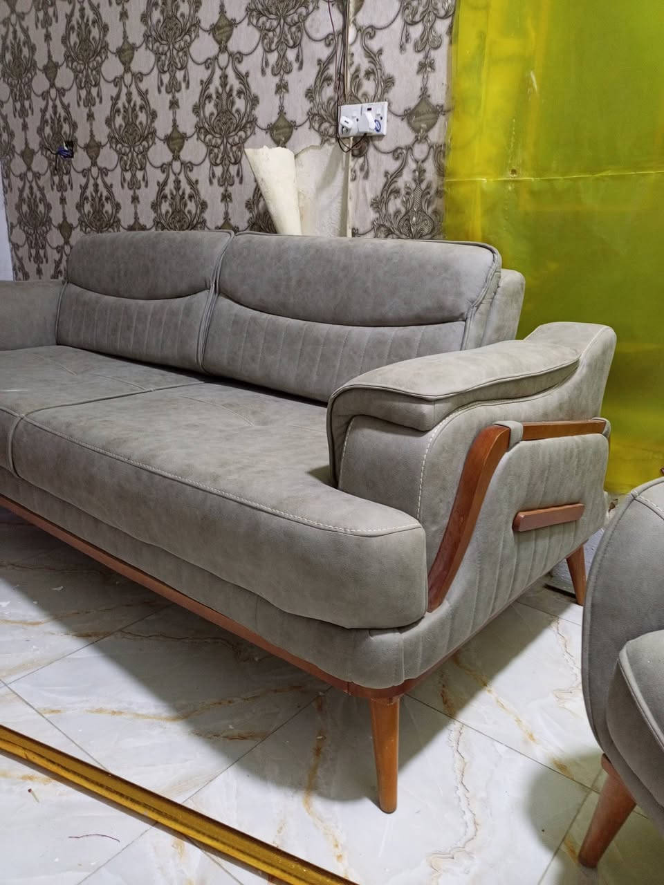 تخم مودرن استيراد تركي
10مقاعد 
قنقات 2
كراسي 4
نضافه 100%
السعر 850 وبي مجال 
التواصل على ***********
