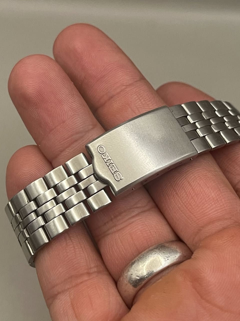 Seiko Type 2
تعمل بنظام الكوارتز
تحتوي على نافذه 2
حالة الساعة : 85%
السير الاصلي مُختم seiko
لون المينه قهوه مميز جداً✨
الابعاد : 37*41 mm
الماكنه مُختمه seiko
🔹ألسعر : 95 ألف [ ألسعر ثابت ]

📥للحجز و الاستفسار دايركت


**إذا كنت صاحب هذا الإعلان وتريد حذفه لأي سبب، رجاءا أرسل رسالة إلى الدعم الفني**