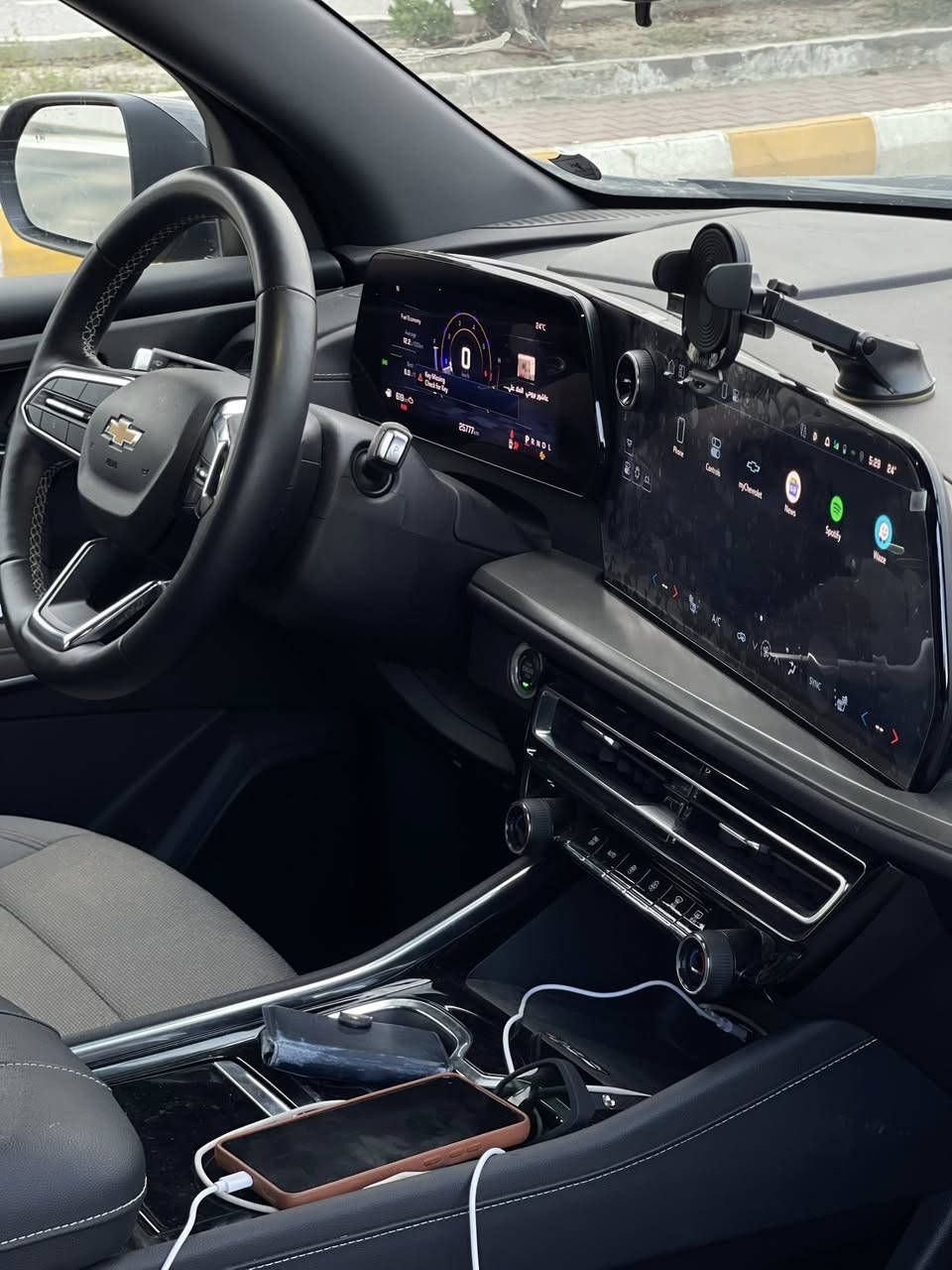 ترافرس 24 LT
معروفه مواصفاتها رقم بغداد ب اسمي ماشية 15 mi جديده بمعنى الكلمه حادثها بسيط جدا فقط باب الراكب بيه صبغ 
السيارة جاهزه وما ناقص اي شي 
للاستفسار ***********
