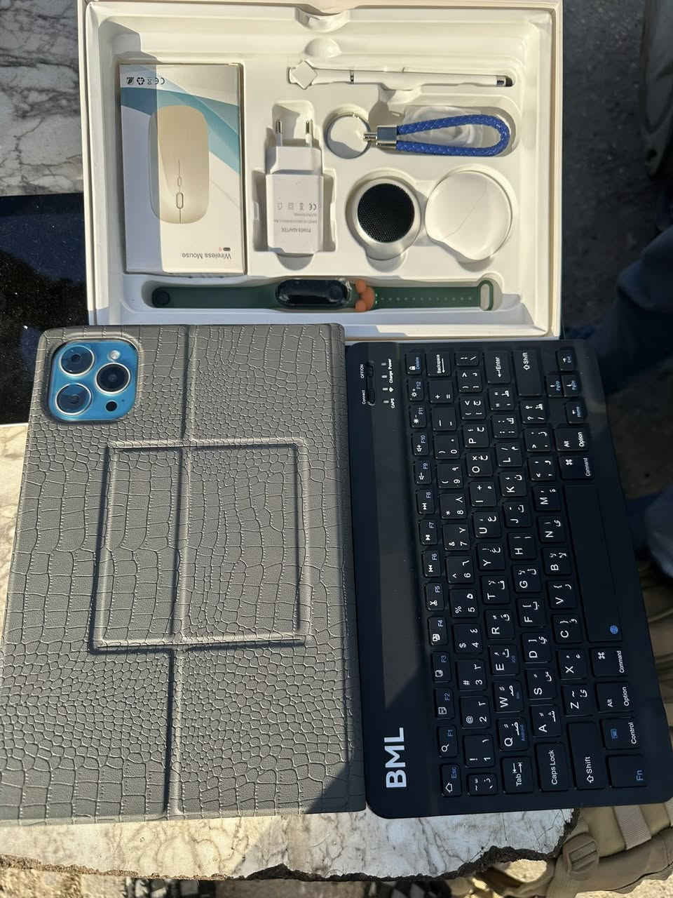 ايباد   tab 17 pro
ذاكره 1 تيره.  ذاكره 1032
 ملحقات كامله 
1. حافضة درع اصلي ضد الكسر مع استان فيديو 
٢. كيبورد كتابه اصلي شحن واير ليس
٣ ماوس تحكم عن بعد واير ليس 
٤ ساعه الكترونية اصليه رياضية 
٥ سماعه اير بود اصليه الجيل الثالث 
٦ سماعه سبيكر متتقله صوت عالي 
٧ قلم ✏️ المس
٨ شاحنه اصليه 
٩ حلقه حماله 
السعر 125 الف
مكاني مدينة الصدر تقاطع مستشفى الشهيد الصدر


**إذا كنت صاحب هذا الإعلان وتريد حذفه لأي سبب، رجاءا أرسل رسالة إلى الدعم الفني**