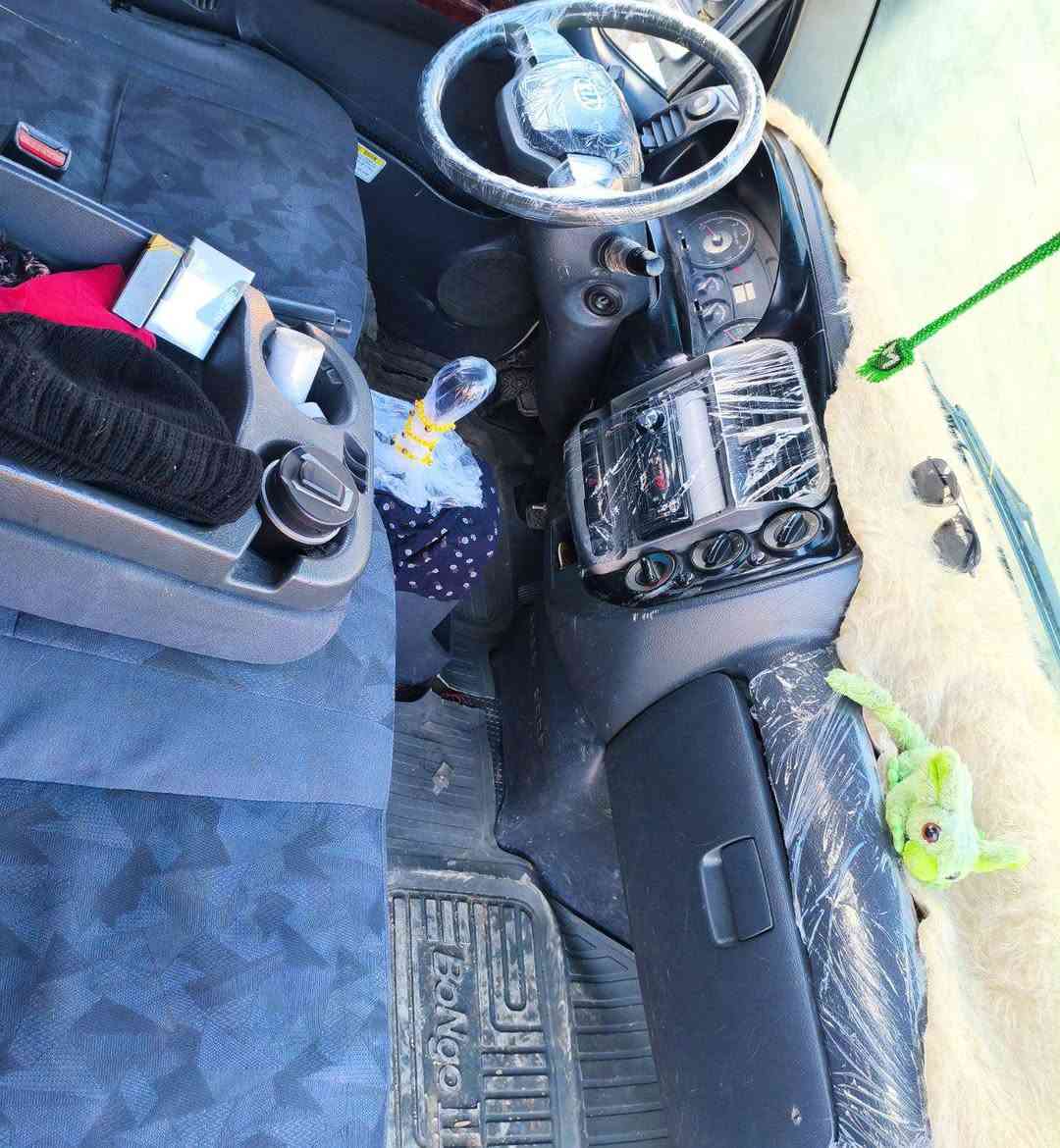 تەنها فرۆشتــــــن  ڕەحمەتت لێبێ هەمووی بحوێنەوەو لێی تێبگە ئەوکات تێل بکە

سعری ٦٧گڵا  شتی لۆککککک
بەناوی خوا
ــــ کیای ساغ بڕاوەنیە کۆدیشم بۆی کردوەو بەناوی خۆمە و ڕەقەم شانسی مەزبووت
موودیل ٢٠١٥ بەشانسی
۳هەزاری پەمپ و نۆزڵ 
پەمپ و نۆزڵی لۆکککک هەستان و ڕۆشتنی لەسۆپەر شازتر نەبوو گلەیی بکە

گێڕومەکینەی بەشەرتی هەمووفیتەر و کۆمپیوتەری عێراق
هەر ٦تایەکەی لۆکککک
کارەبایی و تاقم گێچ و لایت لەجێدا وەک سەعات ئیشەکەن 
قووفڵ مەرکەزی و فۆڕمیگایە سەیارەکە 
چەمچەکەی تازەیەو دەستکردە بازاڕی نیەو لۆکە 
ناوبۆدی لۆکککک
تازە لەپۆڵیش و قەڵەم کاری هاتۆتەوە لۆۆک  سەیارەکەمان شووشەیە وەک ڕەسمەکان نەبوو گلەیی بکە دەعم و لێدران و وەرگەڕان و شتی هەرنیە 
پاتری و سولف و انتفرێز و ئاویڕایتەرو داروبەردی لۆککک
پێش و دوای تازەداگیراوەلۆۆکککک
ڕۆنی شەریکەی تێکراوە لۆۆککک

لەدەعەمی بۆدەعامی ١٠هەزار مەسرەفی تێدابوو تۆ ۱گڵا ببڕە 

ماشەڵا حازرە بەس یەک سایەقی دەوێ و بڕواتەسەرئیش پێی  سەیارەکە بیانوبڕە چرکەی تێدانیە هەمووگیان جایزە  ڕەحمەتت لێبێ ئەگەر لەکڕینینیت سەری خۆشت و منیش مەئێشێنە

سعریشی ٦٧ گڵایە 
لە شارەزورم 
*********** السليمانية, العراق
