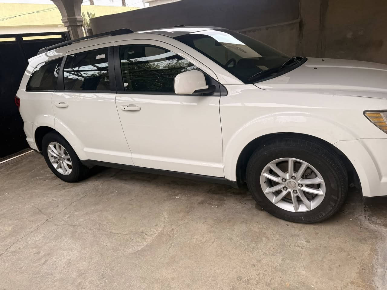 سلام عليكم للبيع دوج جورني موديل ٢٠١٧ وارد 
محرك ستة سلندر  
رقم سليمانية سنوية ساقط 
دفتر بانزين موجود 
مواصفات SXT
بصمة +تشغيل عن بعد + ثلاث قطع تبريد 
سبعة راكب + ويل كب 
كير محرك صدر كلها بشرط 
محرك مامفتوح بلشرط 
ضرار مال أمريكي بونيد فقط تبديل بلادي بدون صبغ
بدون دواخل بلشرط 
سيارة بدون اي مصرف 
سيارة باقي على وضع شركة 
سعرها ١٤٥$ 
رقم موبايل ***********
مكاني كركوك
