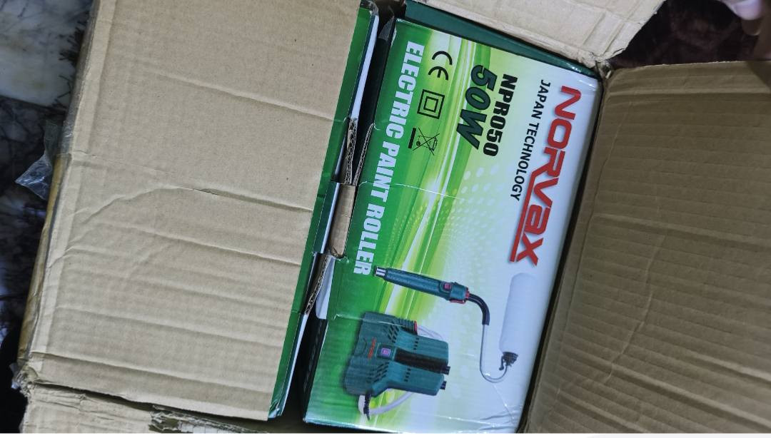 رولة صبغ كهربائية ٤قطع  جديد ب٤٠ الف مع توصيل
الموصفات والقدرات 
القدرة الكهربائية: تعمل بمحرك قوته 50 واط.
الجهد والتردد: تعمل بجهد 230 فولت وتردد 50 هرتز.
معدل التدفق: تصل سرعة تدفق طلاء الجدران إلى 650 مل/دقيقة، بينما يصل تدفق الماء إلى 750 مل/دقيقة.
آلية العمل: يحتوي الجهاز على ماطور مخصص لسحب الصبغ مباشرة من الوعاء ودفعه عبر خراطيم (صوندات) وصولاً إلى الفرشة (الرولة).


**إذا كنت صاحب هذا الإعلان وتريد حذفه لأي سبب، رجاءا أرسل رسالة إلى الدعم الفني**