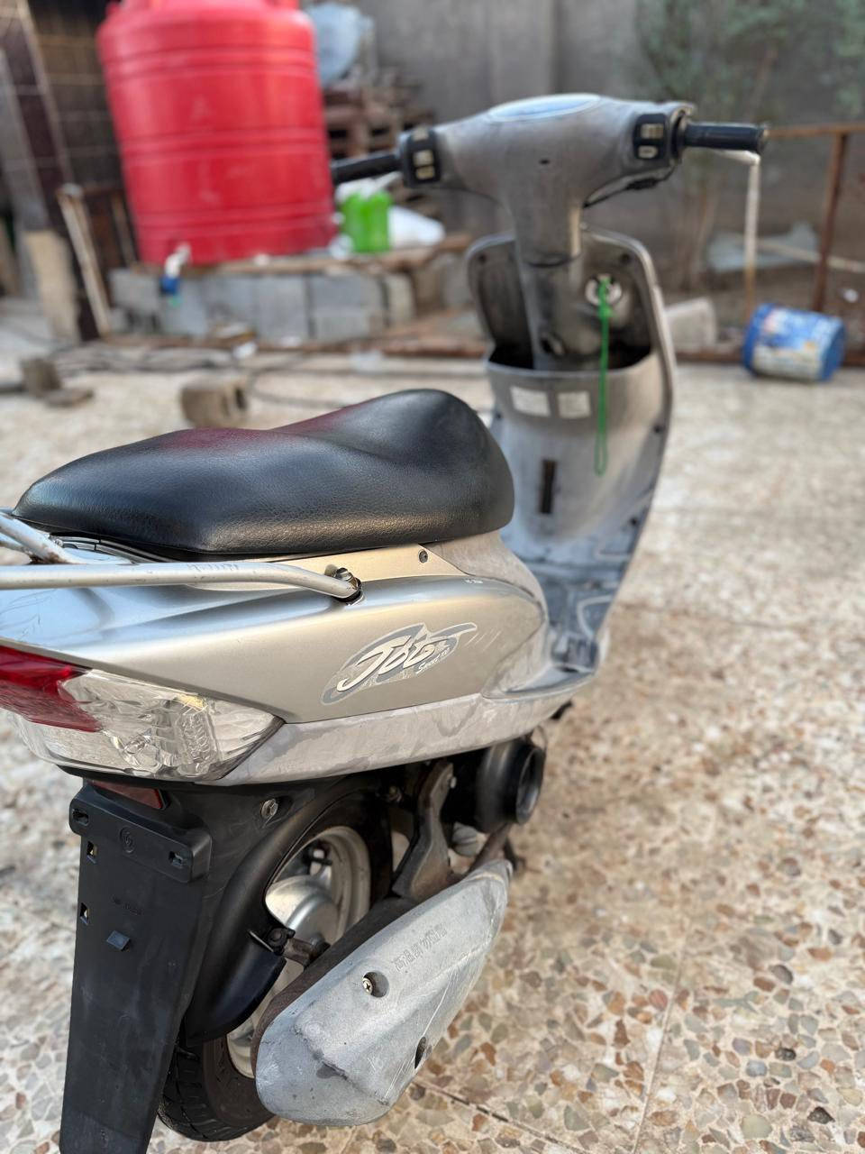 السلام عليكم 
دراجه ماكس قچمه للبيع 
الدراجه توها طالعه من الحاويه اني مطلعها بأيدي صارلها شهر 
الدراجه ختم واحد مكينه مكفوله تجيب وياك واحد يفحصها وتتوكل على الله بيها اوراق ومدفوعه گمرك يعني الدراجه تترقم واسويلك مكاتبه بيها مكاني البصره الدير 
***********
