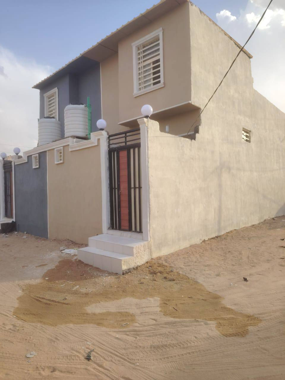 سلام عليكم  خمسينات للبيع بناء بلوك اساس طابوك سقف صب كونكريت كول بيت يحتوي على غرفه او صاله وصحيات ومطبخ مفتوح ع صاله ارضيه بورسلين سقوف ثانويه قريب على مدرست الزدهار او قريب على شارع حاتم الخير كول بيت سعره ٢٤ او بي مجال ***********
