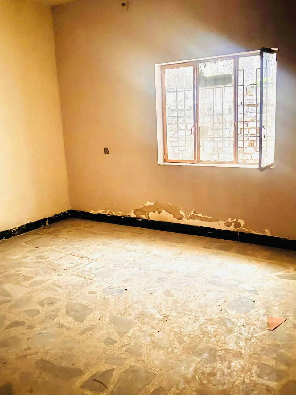 بيت بالبلديات بالصحفيين 
100 متر ملك صرف طابق ونص بموقع جيد 
الطابق الارضي غرفة واستقبال 
الطابق الثاني غرفة كبيرة فقط
البيت بي نقص حمام ومطبخ
وتأسيس كهرباء وماء ومجاري 
الواجهة خمسة في عشرين الموقع افران قلعة لبنان يدخل من يمها وثالث فرع عاليسرى هو البيت طابو ملك صرف السعر ١٨٥ وبي مجال ***********
