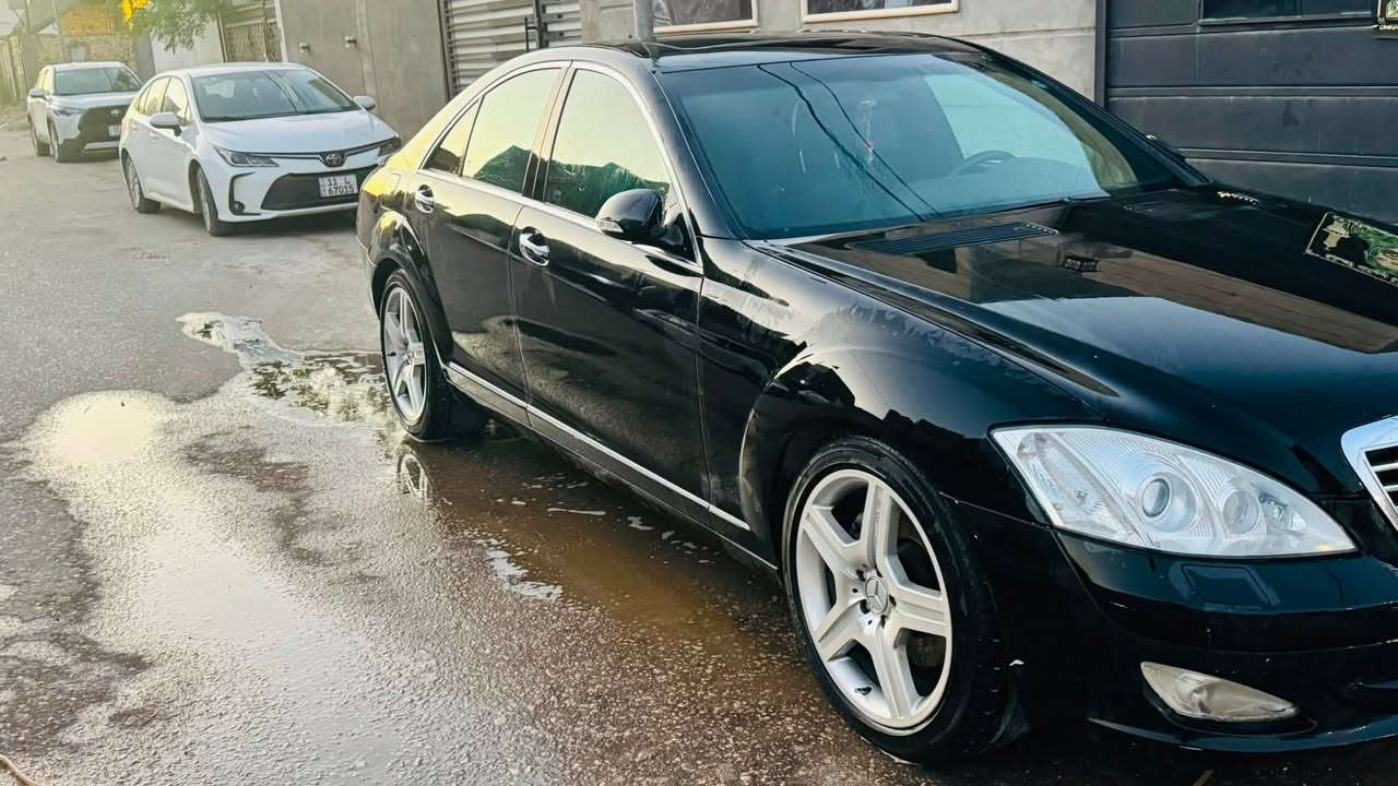 السلام عليكم مارسيدس اس موديل 2005 350 سته سلندر عليه ادامه كامله وبقطع كله اصليه وكاله من حداديه اماميه خلفيه كامل مو تلزك شادله قبل اسبوع ويل اي ام جي حجم 19 تو سايز  اصلي وتخم تاير جديد نوزلات مال حاويه تخم جديد بلكات جديد اصلي مجاول تخم مال وارد يابان 
بيه منظومه غاااااز ايطالي مكلفتني مليون وستميه شديته بسليمانيه 100 لتر تطلع ب 19 الف تفويلته وبجوده السوبر وناجحه الف بالميه لان شركه ايطالي 
السياره ماشيه 200 الف كيلو رقم سليمانيه بيه قطعتين صبغ مو حادث سعره 168 ورقه *********** باب قصير وجديده السياره@
