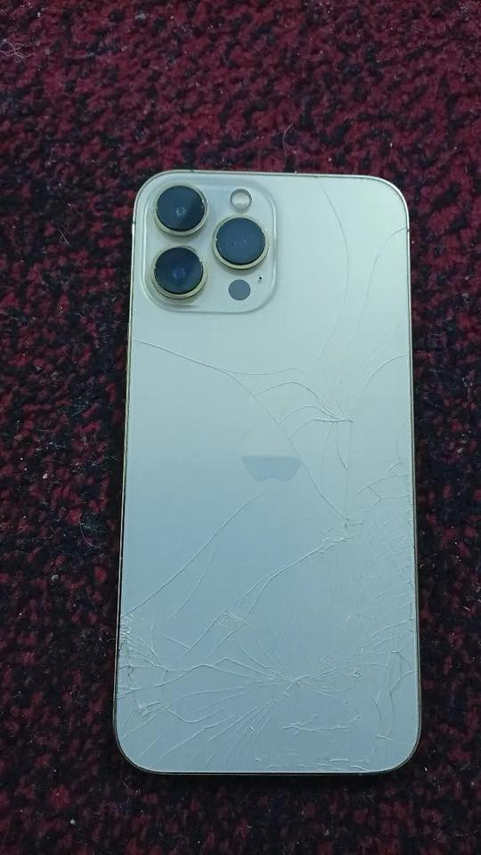 سلام عليكم ايفون 13برو ماكس مامبدل بي ايشي فقط ظهره مكسور بطاريته 83% وذاكرته 256 شواصي مابيهن شي 
موجود واتساب ***********
