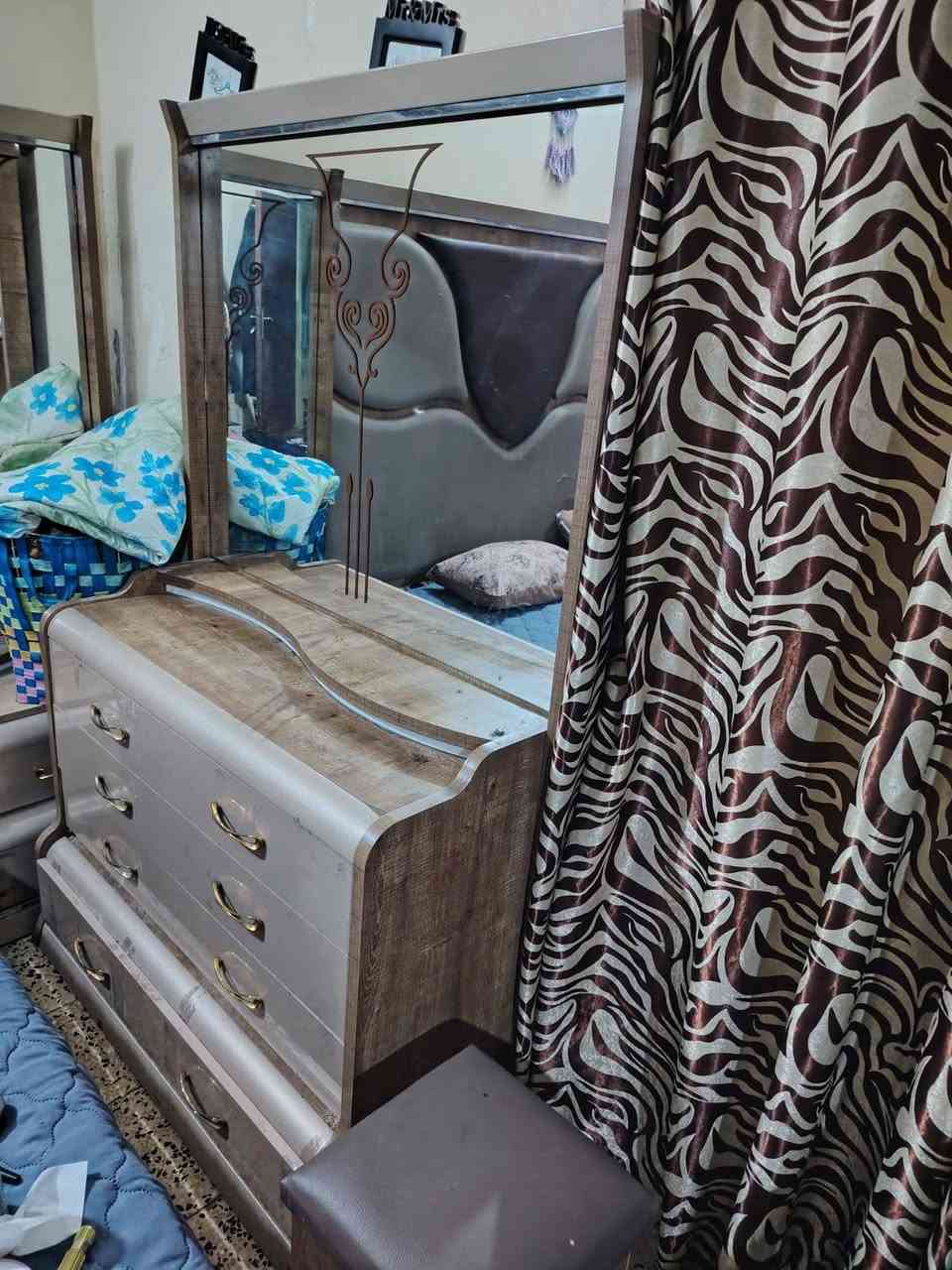 ***********
شراي يراشلني واتساب 
غرفه تركي ٩ قطع سعر بسيط 
عنوان بغداد البياع
