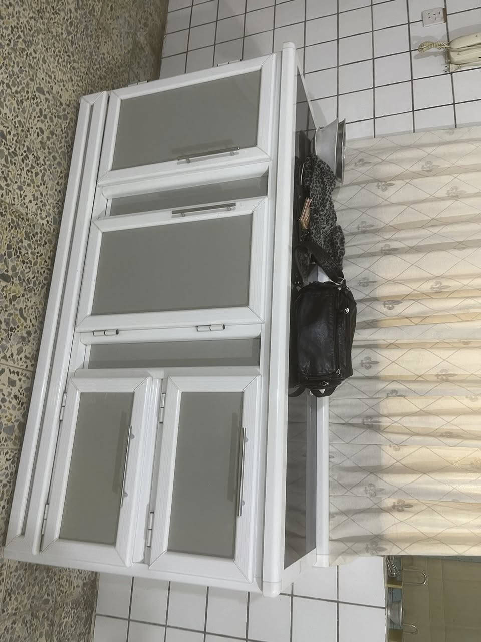 كاونترات مطبخ كامل للبيع وعلى شكل حرف Lمتكونة من قطعة عمودية وقطعتين ارضية مع سنك والقطع متحركة مع تعليق كما موضح بالصورة السعر مليون قفل ونظيفة جدا 
المكان بداية الغزالية والاتصال على الرقم ***********
