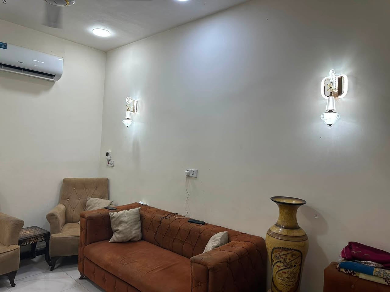 للنشر:
🏠 دار للبيع في حي البساتين (الضباط) – طابو صرف 🏠
 الموقع: بغداد - حي بساتين الضباط.
 المساحة: 75 متر مربع (الواجهة 3.75 متر “أربعة إلا ربع” × النزال 20 متر).
 الملكية: طابو صرف (ملك صرف جاهز للتحويل).
 عدد الطوابق: طابقين بنظام عزل تام.
 التصميم والمدخل: مدخل رئيسي واحد، يحتوي على درج معزول ذكي (مخفي) مقتطع من مساحة الطرمة، ليوفر خصوصية كاملة وعزل تام لكل طابق.
 حالة البناء: بناء كامل وجديد (البيت جاهز ، متبقي فقط صبغ الواجهة الخارجية).
📞 للاستفسار، معرفة السعر، أو ترتيب موعد للمعاينة:
يرجى الاتصال مباشرة على الرقم: ***********
