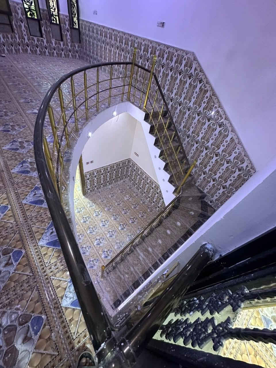 يتوفر بيت حديث اللايجار   للإيجار –
العنوان القبلة ال4الاف مقابيل 
حي زيتون
  على طريق حمدان الرئيسي
البيت طابقين  1
 الطابق الأرضي:
• غرفة نوم
• غرفة استقبال
• هول
• مطبخ
• منور
• حمام داخلي
• حمام خارجي

 الطابق الثاني:2
• غرفة نوم
• هول كبير
• بلكونة
• ترك (سطح صغير) مناسب لجلسة عائلية أو مساحة خضراء للشواء والاستراحة

 منطقة هادئة وآمنة ومخدومة بالكامل
 بناء حديث وتشطيب مرتب    الخدمات.
السعر 600 الف
ستفسار ***********
ابو عباس
