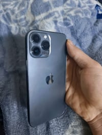 ايفون ١٣ بروماكس ذاكرة ٢٦٥  لا مفتوح ولا مصلح زلغ مابي للبيع ب٦٥٠ او م...