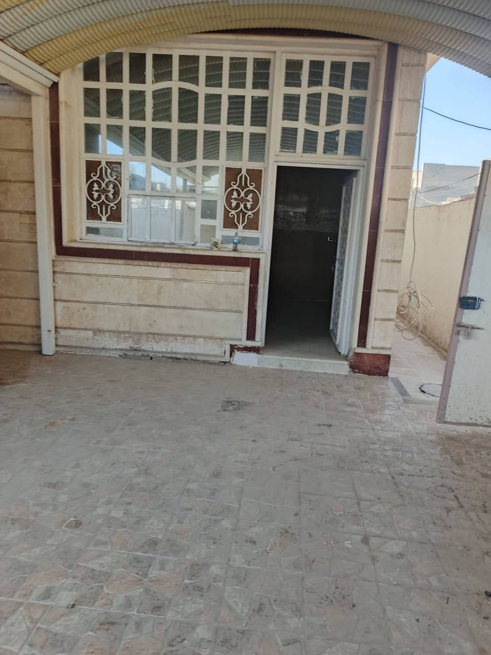 للبيع بيت طابو صرف حي الجامعه خلف مكتب محمد نوري المساحه 250م يقع على ساحه خضراء طابق واحد كونكريت يحتوي على غرفتين نوم صاله براني مطبخ استقبال صحيات للاستفسار مراجعة مكتب الساقي للعقار حي الجامعه مقابل عامود 588 ع الشارع العام مباشر قرب شارع 20
الاتصال ع الارقام 
***********

***********
