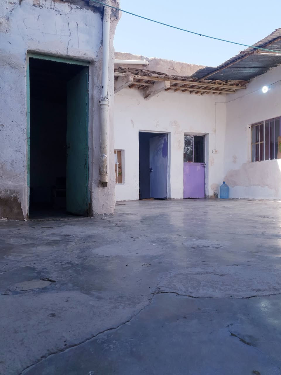 دار للبيع في منطقة العروبة 
المساحة ١٣٢ متر 
استقبال . مطبخ . غرفتين نوم . صحيات 
 للاستفسار  اتصال على الرقم ***********
