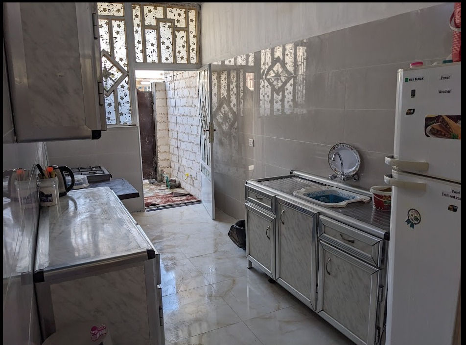 ببت زراعي ١٠٠ متر مربع ساندويج ... في منطقة دوانم شارع ٨ خلف مركز الشرطة بشارعين بشارع الشهيد عمار.... غرفة نوم وغرفة استقبال  وصالة ومطبخ ومرافق خارجي وداخلي عدد ٢ وحمام . المبنى جديد ومرتب. الأرضية كلها سيراميك والغرف كلها مبيضة والأسقف الثانوية. الواجهة رخام أبيض.وسطح معزول بمواد عازلة  المنزل مرتب ونظيف مع سخان وماطور ماء. السعر٣٢  مليون الدفع نقد كاش لا يوجد أقساط أو مراوس للتواصل واتساب أو على الرقم *********** أبو حسن
